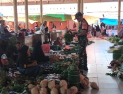Babinsa Sertu Alimuddin Sisir Pasar Rappang: Jaga Stabilitas Harga, Dengarkan Suara Pedagang