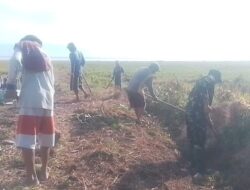 Babinsa Koramil 1420-1/Panca Lautang Gotong Royong Bersihkan Saluran Air,  Dukung Kelancaran Irigasi Persawahan