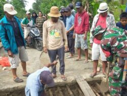 Babinsa Koramil 1420-05/Dua Pitue Bersama Warga Gotong Royong Perbaiki Jembatan