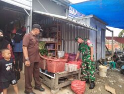 Babinsa Watang Pulu Cek Harga Bahan Pokok di Pasar Lawawoi, Pastikan Stabil dan Aman untuk Warga