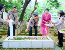 Kapolda Sulsel Pimpin Ziarah Dan Tabur Bunga Di Taman Makam Pahlawan Panaikang*
