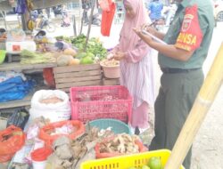 Babinsa Koramil 1420-03/Maritengngae Cek Harga Sembako di Pasar