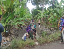 Babinsa Bersama Staf Kecamatan, anggota Polsek, staf Desa dan anggota Kelompok Tani melaksanakan karya bakti pembersihan saluran air.