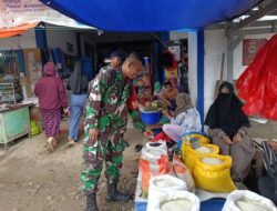 Blusukan” ke Pasar Sentral Amparita, Babinsa Koramil 1420-02/Tellu Limpoe Pastikan Harga Stabil dan Perut Rakyat Aman
