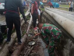 Babinsa Tanru Tedong Gotong Royong Bersihkan Saluran Air, Bukti Nyata TNI Selalu Hadir Untuk Rakyat