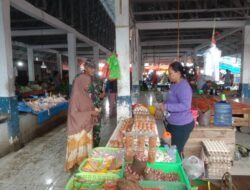 Pantau Stabilitas Harga, Babinsa Koramil 1420-01 Turun Langsung ke Pasar Bilokka