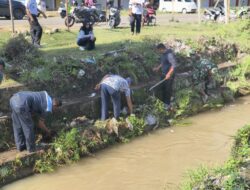 Batuud Koramil 1420-07/Baranti Bersama Warga Gelar Karya Bakti, Wujudkan Lingkungan Bersih dan Asri