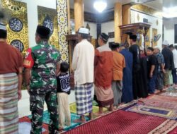 Babinsa Koramil Jajaran Kodim 1420/Sidrap Laksanakan Komsos  Melalui Safari Subuh.
