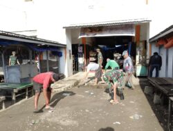 Antisipasi Wabah Penyakit DBD, Anggota Koramil 1420-02/Tellu Limpoe Kerja Bakti Bersihkan Pasar