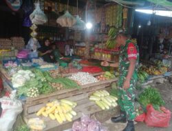 Babinsa Pantau Harga Sembako di Pasar Sentral Tanru Tedong