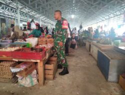Babinsa Ramil 1420-04/Watang Pulu turun langsung mengecek harga bahan pokok di pasar sentral