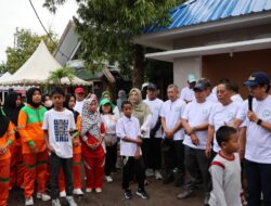 Memperingati Hari Lingkungan Hidup Sekda Kabupaten Pinrang A. Calo Kerrang Secara Resmi Melepas Gerak Jalan Santai