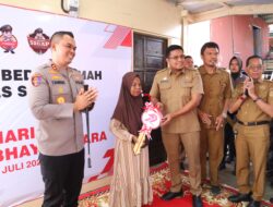 Polri Hadir untuk Rakyat, Kapolres Sidrap dan Pj Sekda Serahkan Rumah Layak Huni untuk Ibu Ira