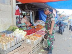 Batuud Koramil 1420-02/Tellu Limpoe Pantau Harga dan Stok Bahan Pokok di Pasar Amparita
