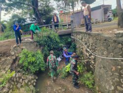 Plt. Danramil 1420-02/Tellu Limpoe Pimpin Karya Bhakti Bersama Staf Kelurahan