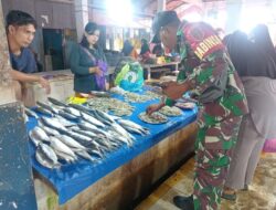Babinsa Koramil 1420-01/Panca Lautang Pantau Ketersediaan dan Harga Bahan Pokok di Pasar Sentral Bilokka