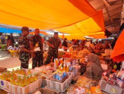 Babinsa Blusukan ke Pasar Baranti, Cek Harga dan Pastikan Sembako Aman untuk Warga