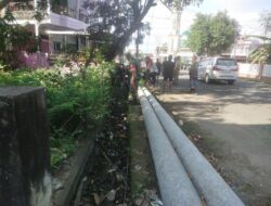 Babinsa Kelurahan Macorawalie Bersama Warga Bersihkan Selokan, Cegah Banjir
