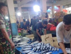 Kunjungi Pasar Di Wilayah Binaan, Babinsa Pastikan Harga Sembako Stabil