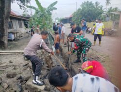 Peduli Terhadap Lingkungan, Babinsa Koramil 1420-07/Baranti Gelar Karya Bakti Bersihkan Saluran Air