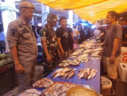 Babinsa Kelurahan Rappang Laksanakan Pemantauan Harga dan Ketersediaan Bahan Pokok di Pasar Sentral  Sidrap – Babinsa Kelurahan Rappang, Koramil 1420-06/Panca Rijang, Sertu Alimuddin, melaksanakan kegiatan pemantauan harga dan ketersediaan bahan pokok di Pasar Sentral Rappang, Kecamatan Panca Rijang, Kabupaten Sidrap, Sabtu (5/7/2025).  Kegiatan ini merupakan bagian dari upaya Babinsa dalam mendukung ketahanan pangan serta memastikan stabilitas harga dan ketersediaan bahan kebutuhan pokok masyarakat.  Dalam pemantauan tersebut, Sertu Alimuddin mendata harga berbagai komoditas bahan pangan, di antaranya:  Beras: Premium Rp15.000/Kg, Kepala Rp14.000/Kg, Biasa Rp13.000/Kg  Beras Ketan: Hitam Rp18.000/Liter, Putih Rp18.000/Liter  Ayam: Potong Rp50.000/ekor, Broiler Rp40.000/ekor, Kampung Rp60.000/ekor  Ikan: Bandeng Rp35.000/Kg, Kembung Rp40.000/Kg, Cakalang Rp30.000/Kg, Teri Kering Rp30.000/Kg  Telur: Ayam Ras Rp50.000/rak, Ayam Kampung Rp55.000/rak, Bebek Rp60.000/rak, Bebek Asin Rp80.000/rak  Minyak Goreng: Curah Rp15.000/Liter, Minyak Kita Rp18.000/Liter, Sedap Rp20.000/Liter, Bimoli Rp21.000/Liter  Sayuran dan Bumbu Dapur: Cabai Rawit Merah Rp35.000/Kg Cabai Merah Besar Rp15.000/Kg Tomat dan Kentang masing-masing Rp20.000/Kg  Wortel dan Tempe Rp15.000/Kg Tahu Rp10.000/Kg  Bawang Putih Rp35.000/Kg, Bawang Merah Rp40.000/Kg, Bawang Bombai Rp35.000/Kg  Gula: Pasir Rp18.000/Kg, Merah Rp12.000/butir Daging Sapi: Rp130.000/Kg  Sertu Alimuddin menyampaikan bahwa kegiatan ini juga bertujuan untuk menampung aspirasi pedagang serta memberikan rasa aman di lingkungan pasar. “Kami ingin memastikan masyarakat bisa mendapatkan kebutuhan pokok dengan harga yang wajar dan pasokan yang cukup,” ujarnya.  Kegiatan ini mendapat apresiasi dari para pedagang dan pengunjung pasar karena dinilai mampu menjaga stabilitas harga dan meminimalisir permainan harga oleh oknum tidak bertanggung jawab. Selain itu, kehadiran Babinsa juga mempererat hubungan antara aparat TNI dan masyarakat.  Dengan adanya pemantauan rutin seperti ini, diharapkan situasi pasar tetap kondusif, harga kebutuhan pokok terkendali, dan masyarakat dapat memenuhi kebutuhannya dengan tenang.