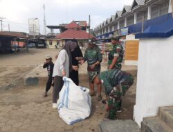 Wujudkan Lingkungan Bersih, Babinsa Koramil 1420-05/Dua Pitue Ajak Warga Bersihkan Pasar.