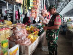 Babinsa Ramil 1420-04/Watang Pulu Turun Ke Pasar Cek Harga Sembako Yang Ada Di Wilayah Binaan