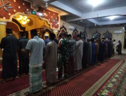 Babinsa Koramil Jajaran Kodim 1420/Sidrap Safari Sholat Subuh Bersama Warga