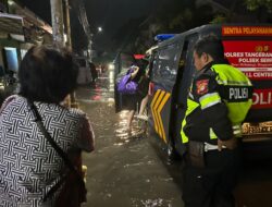 Sigap, Polisi di Tangsel Bantu Korban Banjir Karena Tugas Kemanusiaan