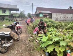 Babinaa Koramil 1420-04/Watang Pulu Gelar Karya Bakti Pembersihan Saluran Air Bersama Warga Demi Cegah Banjir