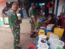 Babinsa Koramil 1420-02/Tellu Limpoe Tinjau Harga Bahan Pokok di Pasar, Pastikan Ketersediaan Aman