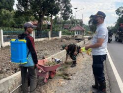 Babinsa dan UPPKB Datae Bersihkan Saluran Air di Lawawoi, Antisipasi Banjir Jelang Musim Hujan