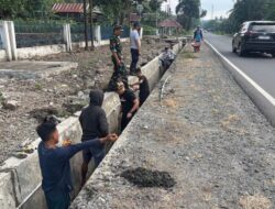 Babinsa dan UPPKB Datae Bersihkan Saluran Air di Lawawoi, Antisipasi Banjir Jelang Musim Hujan
