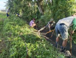 Penuhi Kebutuhan Air Petani, Babinsa Ajak Anggota Poktan Dan Warga Bersihkan Saluran Irigasi