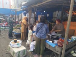 Babinsa Kelurahan Pangkajene Pantau Harga Bahan Pokok di Pasar Sentral Sidrap