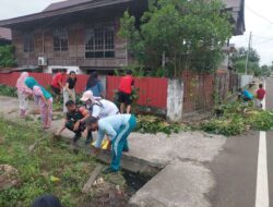 Cegah Banjir, Babinsa dan Warga Majelling Wattang Lakukan Pembersihan Saluran Air