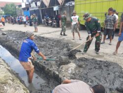 Bersihkan Saluran Air, Batuud Koramil 1420-05/Dua Pitue Pimpin Karya Bakti di Pasar Tanru Tedong