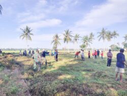 Sambut HUT RI ke-80, Babinsa dan Warga Desa Passeno Gotong Royong Bersihkan Saluran Air dan Lapangan