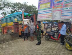 Babinsa Antar Beras, Bawa Harapan ke Pelosok Sidrap
