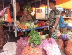 Babinsa Koramil 1420-06/Panca Rijang Pantau Harga dan Ketersediaan Bahan Pokok di Pasar Sentral Rappang