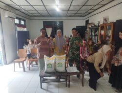 Dampingi Penyaluran Bantuan Beras, Bukti Nyata TNI Hadir untuk Negeri