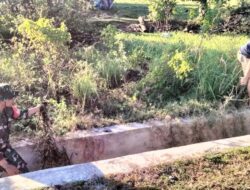 Babinsa Koramil 04/Watang Pulu Bersama Warga Bersihkan Saluran Air Cegah Banjir dan Wabah Penyakit