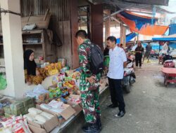 Babinsa Dua Pitue Sisir Pasar Lancirang, Jaga Stabilitas Harga Sembako