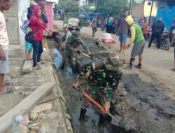Babinsa Tanru Tedong dan Warga Bersihkan Saluran Air, Cegah DBD dan Pererat Silaturahmi