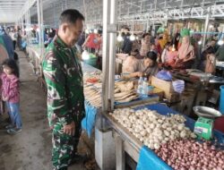 Babinsa Sidrap Pantau Harga Pangan di Pasar Lawawoi, Pastikan Stabilitas dan Ketersediaan