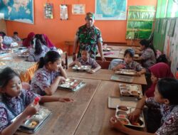 Babinsa Sidrap Kawal Makan Gratis Bergizi, Dukung Tumbuh Kembang Anak Sekolah