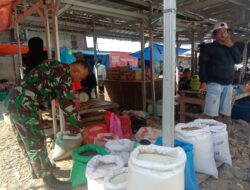 Babinsa Tellu Limpoe Cek Harga Sembako di Pasar Sentral Amparita, Pastikan Stabilitas Terjaga