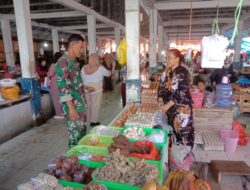 Pantau Harga Sembako, Babinsa Sidrap Pastikan Stok Aman dan Harga Stabil di Pasar Bilokka