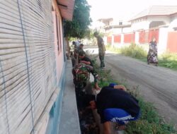Wujudkan Hidup Sehat, Anggota Koramil Panca Lautang Bersama Warga Bersihkan Selokan