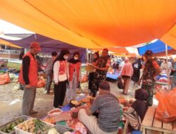 Komsos Dengan Pedagang Pasar ,Babinsa Koramil 1420-07/Baranti Pantau Harga Sembako